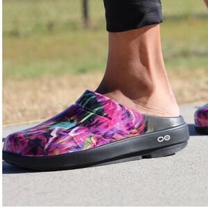 NIB OOFOS oooclogs in limited neon rose size W9